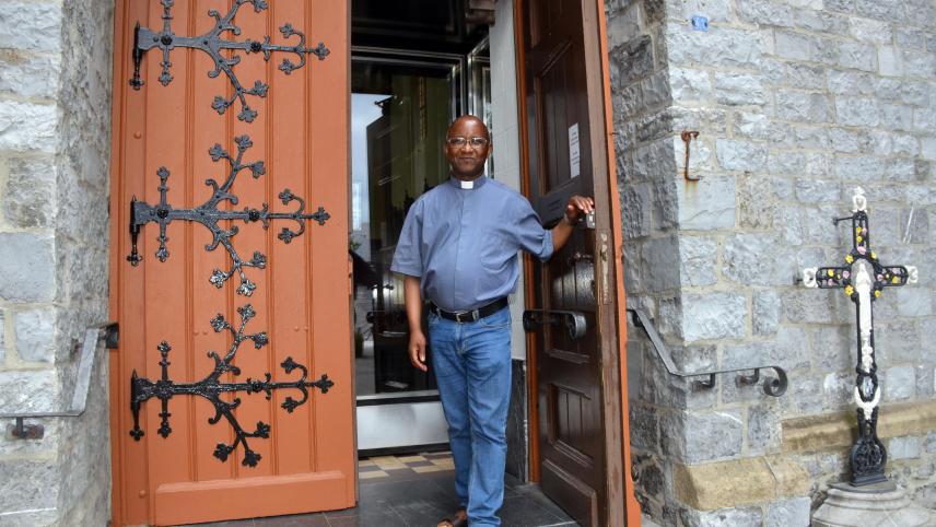 <p>Pastor Johannes wird in kürze die Türen der Herbesthaler Kirche ein letztes Mal schließen. Er wechselt in den Pfarrverband Amel.</p>