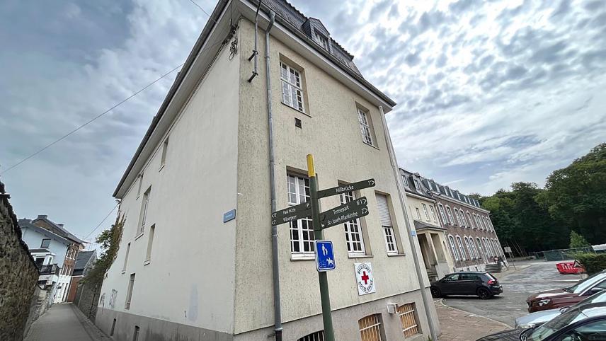 <p>Die Stadt Eupen hat dem Roten Kreuz den Mietvertrag für die Büro- und Versammlungsräume im Gebäude Hillstraße 1 aufgekündigt. Lediglich den Anbau auf dem Hintergelände an der Fremereygasse (links) kann die Organisation noch bis Ende 2025 nutzen.</p>