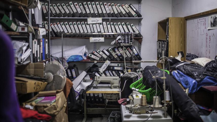 <p>Ein Blick in das Büro der Union der Palästinensischen Frauenkomitees (UPWC) nach der Razzia durch israelische Militärs.</p>