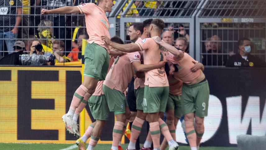 <p>Bremens Spieler jubeln über das 2:3.</p>