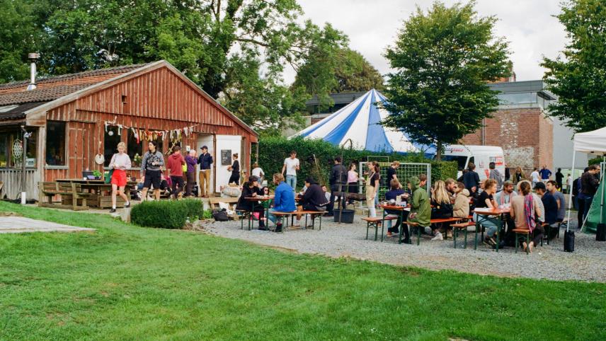 <p>Im Foodhouse hinter dem Alten Schlachthof wird Essen angeboten, das teilweise aus Zutaten zubereitet wird, die aus dem von Intego betriebenen Garten stammen.</p>