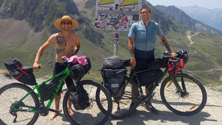 <p>Marius und Max Kesseler sind seit rund drei Monaten mit dem Fahrrad quer durch Europa unterwegs, um Spenden für den Kölner Verein „Fair stärken“ zu sammeln.</p>