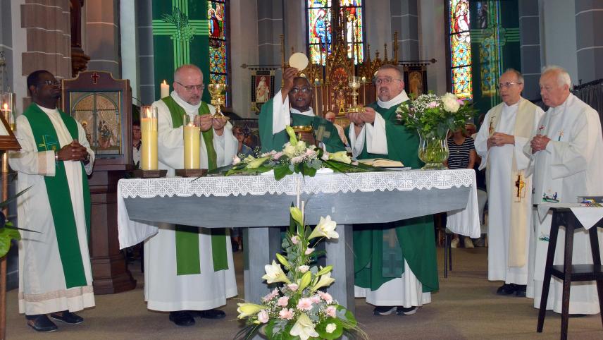 <p>Pastor Johannes übernahm die Leitung der Eucharistie.</p>