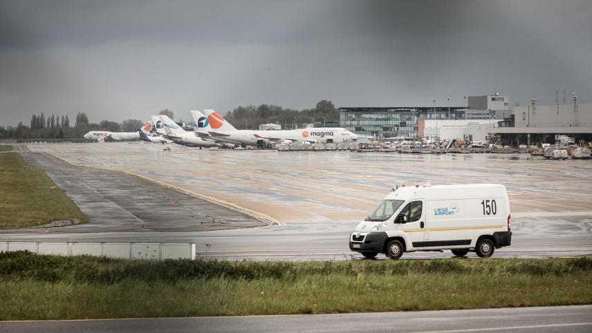 <p>Ein Blick von außen auf den Lütticher Regionalflughafen</p>