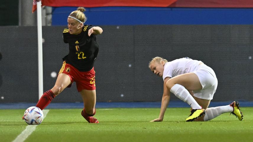 <p>Laura Deloose behauptet den Ball.</p>