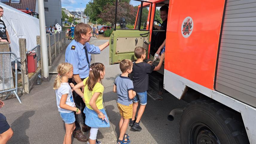 <p>Für die Rundfahrten mit den Feuerwehrfahrzeugen standen die Kinder Schlange.</p>