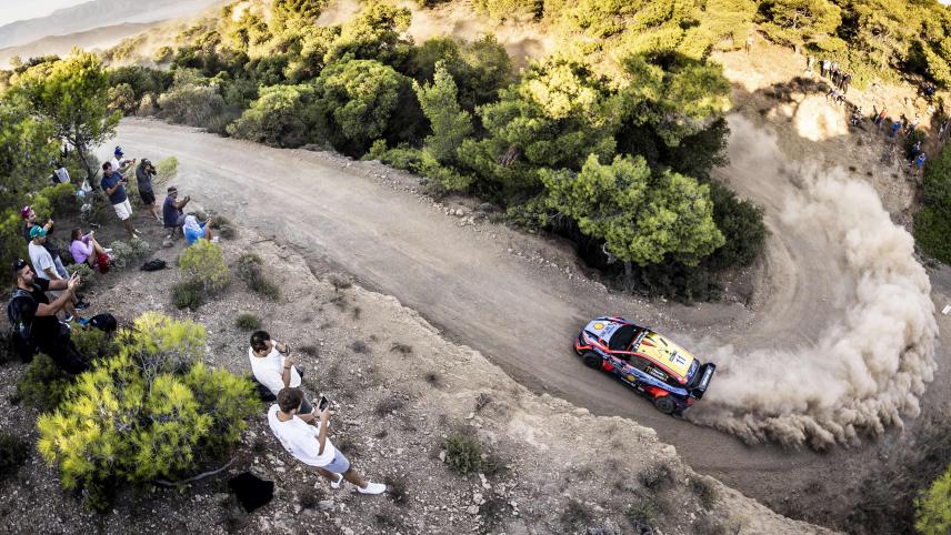 <p>Thierry Neuville (Hyundai) liegt am Freitagabend auf Rang vier.</p>