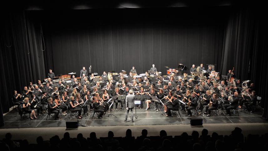 <p>Annähernd 100 Musiker bildeten das diesjährige Play-In-Orchester unter der Leitung von Otto M. Schwarz.</p>