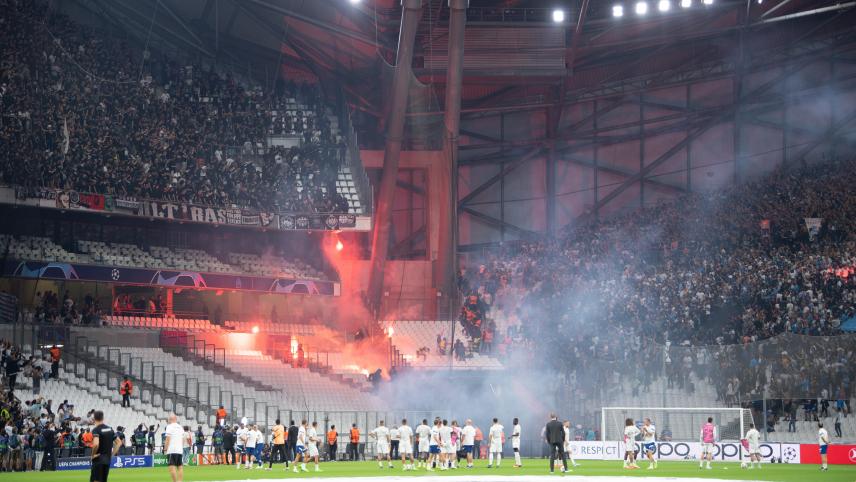 <p>Die Blöcke der Ultras der Eintracht (links) und von Marseille haben sich mit Feuerwerk beschossen.</p>