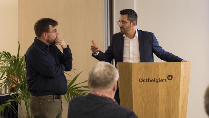 <p>Das Bild entstand während der Kick-off-Veranstaltung am Dienstagabend. Links zu erkennen ist Dr. Martin Wagener im Gespräch mit Sozialminister Antonios Antoniadis.</p>