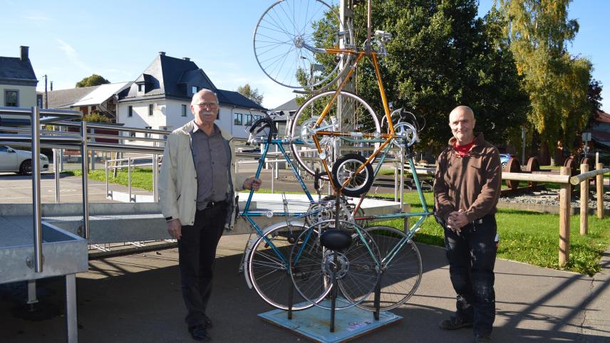 <p>Norbert Huppertz (links) und Jean-Pierre Bredo (rechts) fertigten die Wanderskulptur „Saint Christophe“ an. Sie steht noch einige Wochen am alten Bahnhof in Montenau.</p>