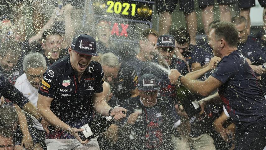 <p>Red-Bull-Pilot Max Verstappen (l.) feiert mit Red-Bull-Teamchef Christian Horner und seinem Team in der Boxengasse, nachdem er die Weltmeisterschaft gewonnen hat. Der Weltverband Fia hat dem Red-Bull-Team einen Verstoß gegen die Budgetregeln für 2021 nachgewiesen.</p>