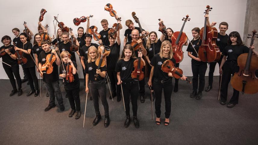 <p>03 Young Strings</p>