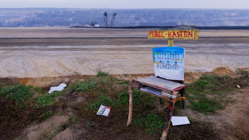 <p>Ein sogenannter „Pöbel-Kasten!“ von Umweltaktivisten aus dem Protestcamp steht unmittelbar an der Abrisskante des Braunkohletagebaus Garzweiler. Man kann seinen „RWE-Frust“ auf einen Zettel schreiben und ihn anschließend hinabwerfen.</p>