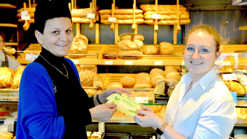 <p>Seit Montag werden die Weihnachtslose in den St.Vither Geschäften, hier in der Bäckerei Fonk, verteilt.</p>