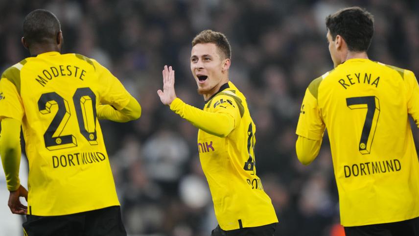 <p>Thorgan Hazard (Mitte) brachte Dortmund mit einem sehenswerten Schuss in Front.</p>