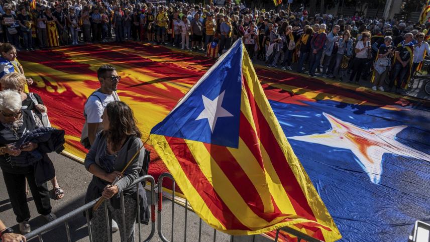 <p>Eine große Pro-Unabhängigkeitsfahne Kataloniens während einer Kundgebung</p>