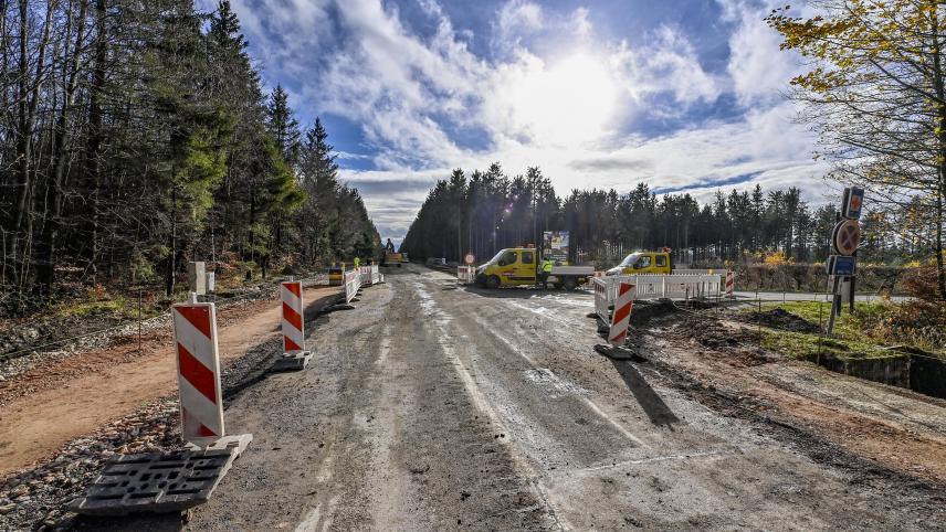 <p>Die Straßenarbeiten zwischen Sourbrodt und Botrange sind im vollen Gange. Auf Höhe des Naturparkzentrums entsteht eine zentrale Abbiegespur. Außerdem werden Radwege gebaut.</p>