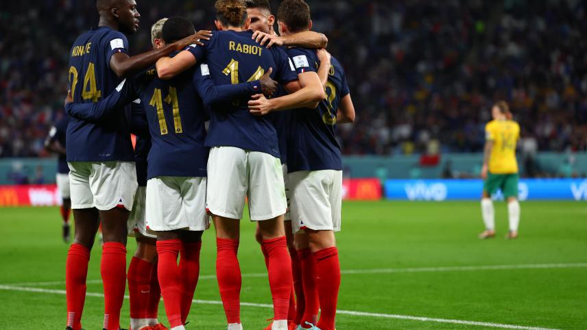 <p>Titelverteidiger Frankreich hat sich in seinem ersten Spiel bei der Fußball-WM in der Anfangsphase schwergetan, am Ende aber einen souveränen Sieg gefeiert.</p>