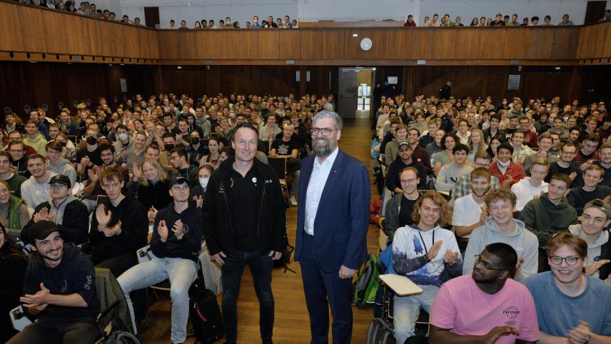 <p>ESA-Astronaut Matthias Maurer und Professor Kai-Uwe Schröder, Leiter des Instituts für Strukturmechanik und Leichtbau, freuen sich über die große Resonanz der Studierenden.</p>
