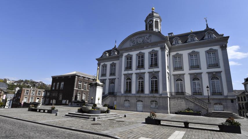 <p>Ein Blick von außen auf das Rathaus von Verviers</p>