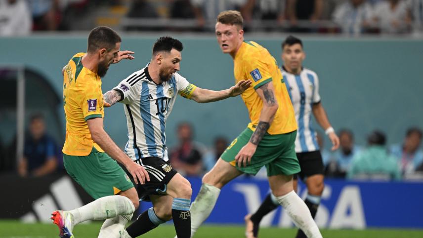 <p>Argentiniens Lionel Messi (M) spielt gegen Australiens Milos Degenek (l) und Australiens Harry James Souttar.</p>