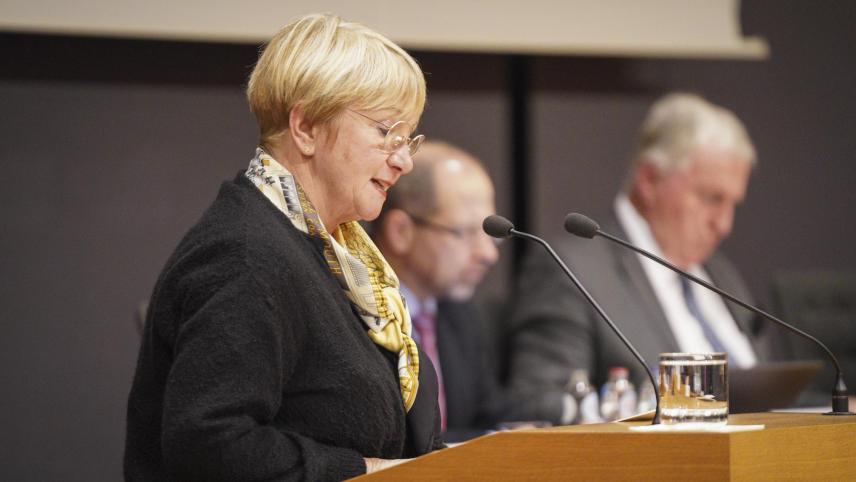 <p>„Kann die DG Krise“, fragte Patricia Creutz-Vilvoye (CSP) mehrfach zum Start der Haushaltsberatungen und beantwortete diese Frage mit Nein. „Selbst die rosarote Brille, die die Regierung uns aufsetzen will, ist auf Pump gekauft.“</p>