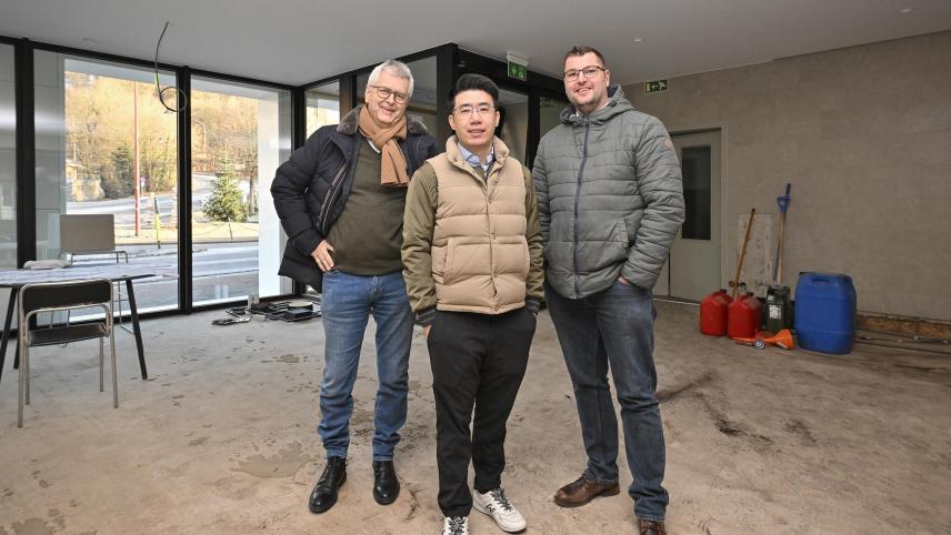 <p>Godfrey He (Bildmitte), Besitzer des Ambassador Hotels Bosten, wagt nach dem Hochwasser den Neustart. Hubert Bosten (l.) und Eupens Kulturschöffe Philippe Hunger (r.) unterstützen ihn dabei.</p>