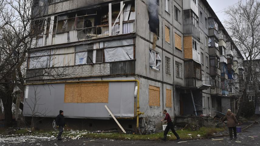 <p>Menschen versuchen in der Stadt Bachmut, ein Feuer nach einem russischen Angriff zu löschen.</p>