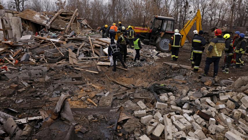 <p>Rettungskräfte arbeiten in Kiew in einem stark beschädigten Wohngebiet, das nach ukrainischen Angaben bei einem russischen Raketenangriff beschädigt wurden. Kurz vor Beginn der Silvester- und Neujahrsfeiern hat Russland mit Drohnen- und Raketenangriffen in der Ukraine erneut schwere Zerstörungen angerichtet. Dieses Bild entstand bereits am 29. Dezember.</p>
