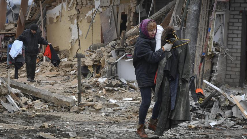 <p>Anwohner tragen ihre Habseligkeiten, als sie ihr Haus verlassen, das nach ukrainischen Angaben bei einem russischen Raketenangriff zerstört wurde.</p>