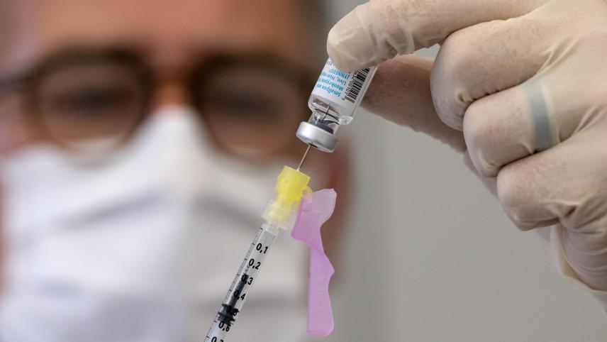 <p>Ein Mitarbeiter eines Klinikums bereitet eine Spritze mit dem Impfstoff von Bavarian Nordic (Imvanex/Jynneos) gegen Affenpocken vor.</p>