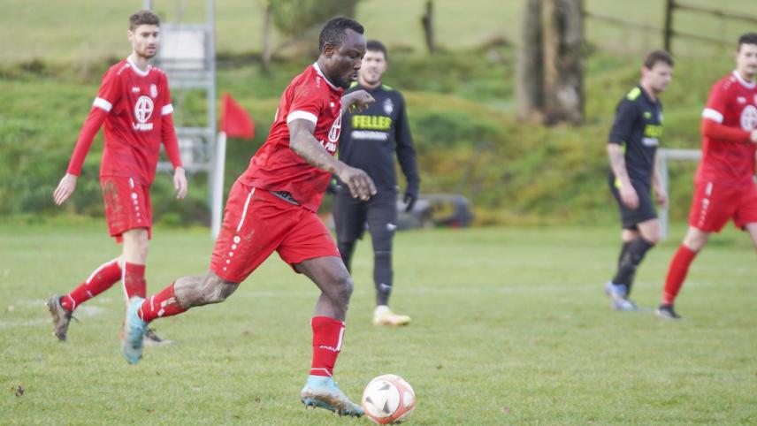 <p>Thierry Fankem (am Ball) und den Emmelsern gelang im Abstiegskampf der 2. Provinzklasse C ein echter Befreiungsschlag.</p>
