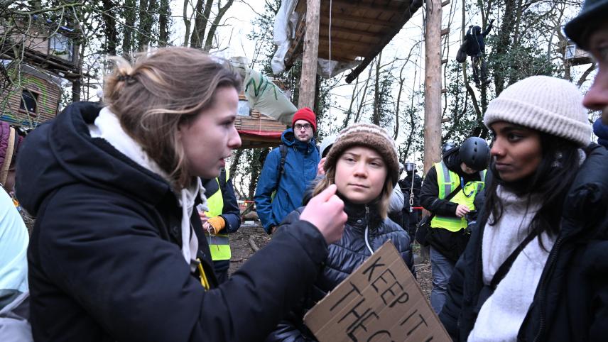 <p>Die Klimaaktivistinnen Luisa Neubauer (links) und Greta Thunberg (Mitte) und Lakshmi Thevasagayam (rechts) stehen am dritten Tag der Räumung im von Klimaaktivisten besetzten Braunkohleort Lützerath.</p>