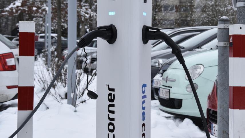 <p>Auf dem Parkplatz neben dem Eupener Stadthaus ist eine Ladestation für Elektrofahrzeuge bereits seit einiger Zeit in Betrieb. Weitere sollen an anderen öffentlichen Standorten bis Ende 2025 folgen.</p>