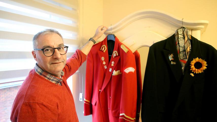 <p>Pascal Kreusen zeigt seine Uniform und das „Kröskekostüm“. Er ist nicht nur Präsident des „Ulk“, sondern auch „Et Kröske“, der Büttenredner.</p>