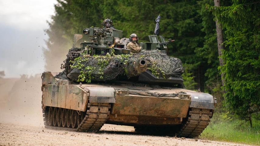 <p>Ein Panzer des Typs M1 Abrams der US Army fährt während einer multinationalen Übung auf dem Truppenübungsplatz Hohenfels über eine Straße. Auch das Land USA will der Ukraine Kampfpanzer abgeben.</p>