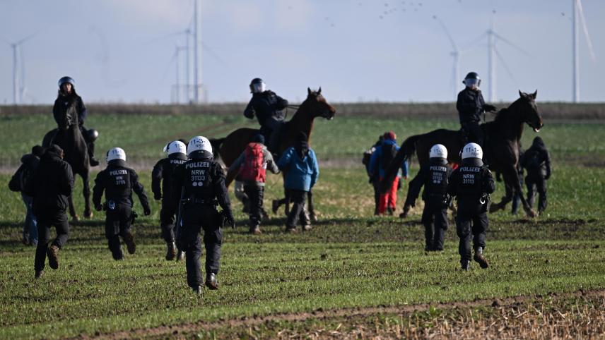 <p>Klimaaktivisten laufen während einer Protestaktion nach der Räumung von Lützerath über ein Feld, während berittene Polizei versucht, sie daran zu hindern.</p>