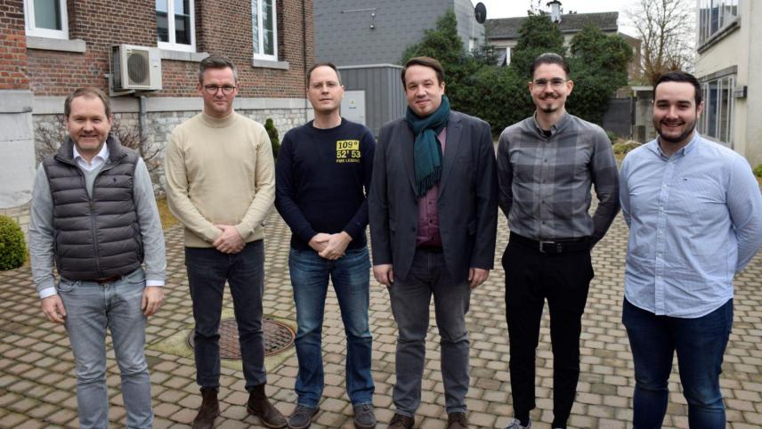 <p>v.l.: Bürgermeister Luc Frank (CSP), Schöffe Mirko Braem (CSP), Verwaltungsdirektor Patrick Creutz, Jan Sabri Cetinkaya, Gino Milard und Jason Longerich (beide Gemeindeverwaltung/ Personal- und Finanzdienst).</p>