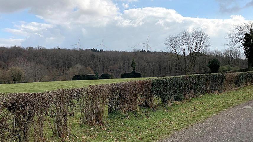 <p>So würden sich die fünf Windräder – von Raerener Seite aus betrachtet – künftig in das Landschaftsbild einfügen.</p>