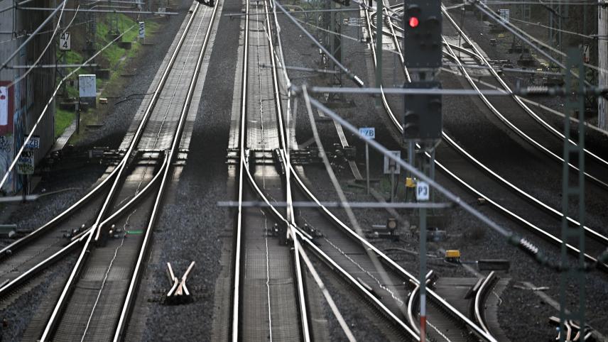<p>Ein Signal steht auf dem Flughafenbahnhof in Düsseldorf auf Rot. Ende Februar beginnt die Deutsche Bahn mit Bauarbeiten an Gleisen, Signalen und Brücken im Großraum Aachen.</p>