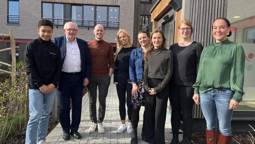 <p>Schüler Noah Emonts, Professor Jan Wouters, Dr. Sam Denys, Elien van den Borre, Susanne Häfner, Murielle Mendez, Karin Heyen und Bildungsministerin Lydia Klinkenberg vor der Kaleido-Servicestelle in Kelmis (v.l.)</p>