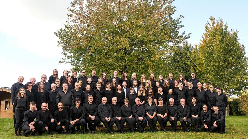 <p>Bei einem Fotoshooting wurden im Oktober die einzelnen Register sowie das große Orchester abgelichtet. Ende März steht noch ein Probetag mit externden Dozenten an.</p>