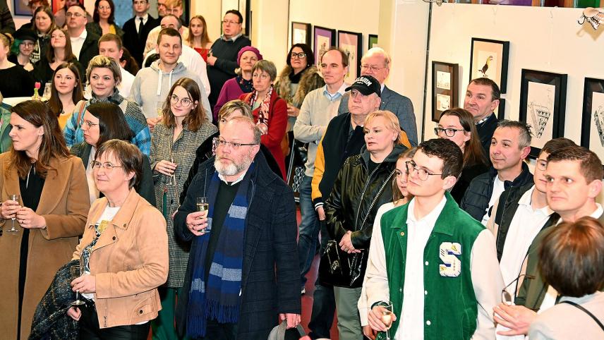 <p>Anlässlich der Vernissage kamen viele Besucher ins Foyer des Kulturzentrums.</p>