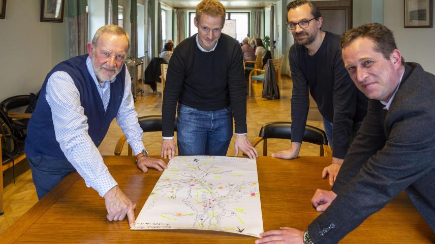 <p>Freuten sich, gemeinsam die interaktive Karte „Dat Doref Amel“ vorstellen zu können: v.l.n.r. Autor Hubert Jates, Tobias Dewes (stellvertretender Leiter ZOG), Grafiker Marc Solheid (Agentur Pavonet) und ZOG-Leiter Nicholas Williams.</p>