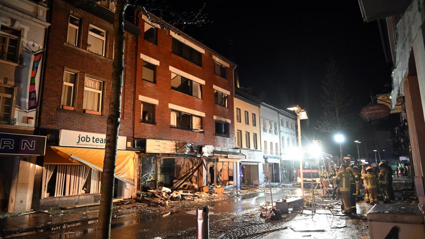 <p>Trümmer liegen vor einem Haus in der Neustraße.</p>