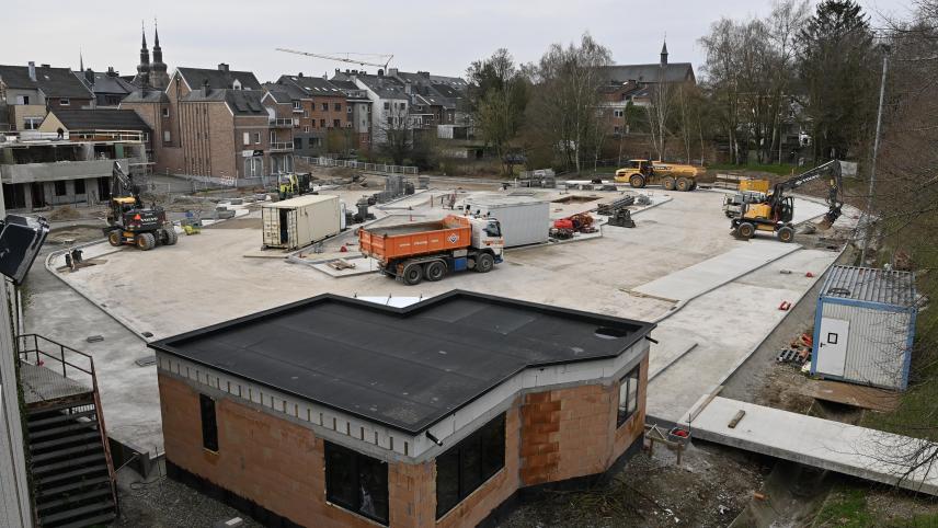 <p>Die Arbeiten am Bushof an der Aachener Straße schreiten voran. Die Inbetriebnahme soll im Herbst erfolgen. Ein genaues Datum steht noch nicht fest.</p>