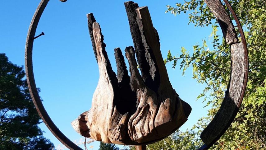 <p>Georg Thönnes beschäftigt sich mit Holz in all seinen Nuancen. Zum Thema „Vergänglichkeit“ verwendet er den stählernen Rand eines Karrenrads, eine ausgebrannte Eschenholz-Wurzel – die in Schräglage die Erdachse symbolisiert, sowie eine Schwarznuss „als Erdenbewohner“</p>