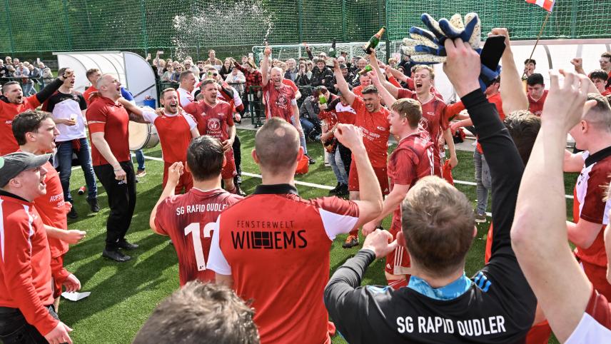 <p>Mit rund 400 Zuschauern im Rücken besiegelte die SG Rapid Oudler die lang ersehnte Rückkehr in die 3. Provinzklasse.</p>