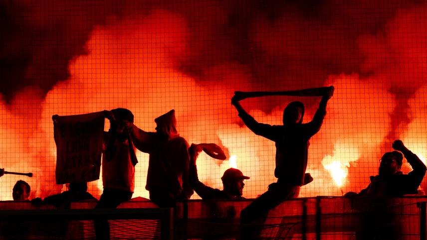 <p>Kölns Ultras zünden Pyrotechnik auf der Südtribüne. Vor dem Rückspiel ist die Stimmung angespannt.</p>